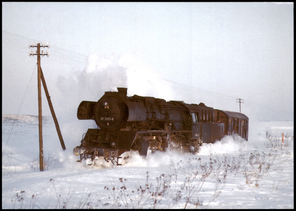 vergrößern: Bildseite historische Ansichtskarte von 1993: Dampflokomotive 50 3691 Bw Wismar mit Nahgüterzug Winter:: Wismar