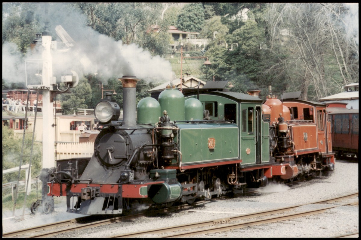 vergrößern: Bildseite historische Ansichtskarte von 1999: Dampflokomotive Railroad THESE PUFFING BILLY::