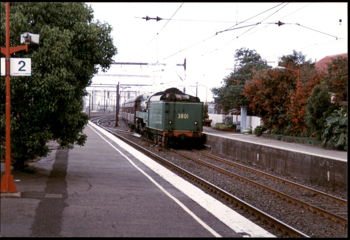 vergrößern: Bildseite historische Ansichtskarte von 1999: Eisenbahn Zug Lokomotive Bahnsteig::