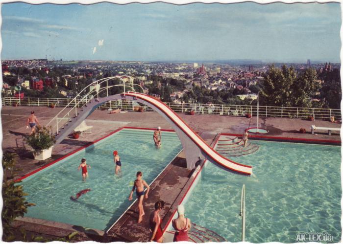 vergrößern: Bildseite historische Ansichtskarte von 1970: Opelbad am Neroberg:: Wiesbaden