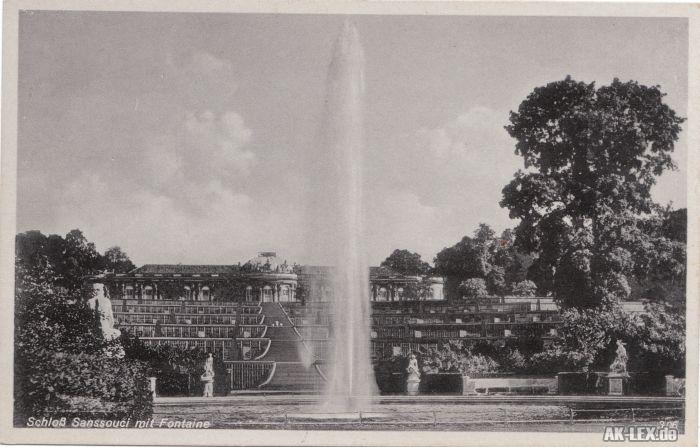 vergrößern: Bildseite historische Ansichtskarte von 1940: Schloß Sanssouci mit Fontaine:: Potsdam