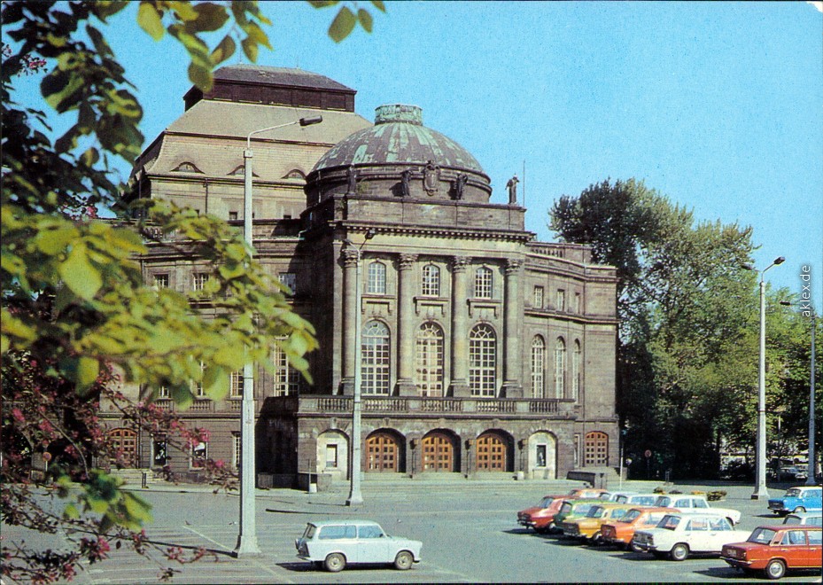 vergrößern: Bildseite historische Ansichtskarte von 1984: Opernhaus mit parkenden Trabant