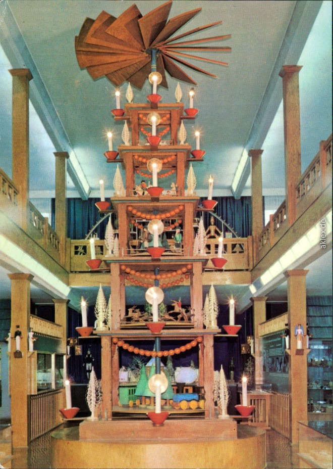 vergrößern: Bildseite historische Ansichtskarte von 1979: Spielzeugmuseum - 6 m hohe Pyramide:: Seiffen (Erzgebirge)