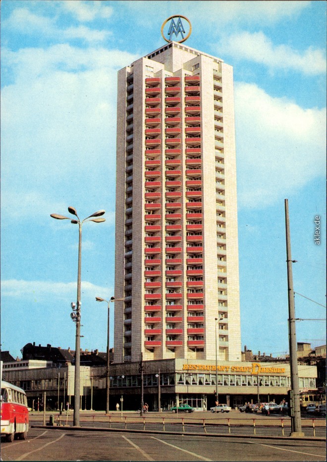 vergrößern: Bildseite historische Ansichtskarte von 1980: Wohnhochhaus Wintergartenstraße:: Leipzig