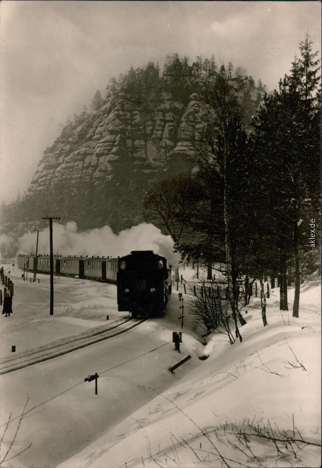vintage Postcard from 1956: Winterliche Szene mit Dampflokomotive und Berg Oybin im Hintergrund:: Oybin