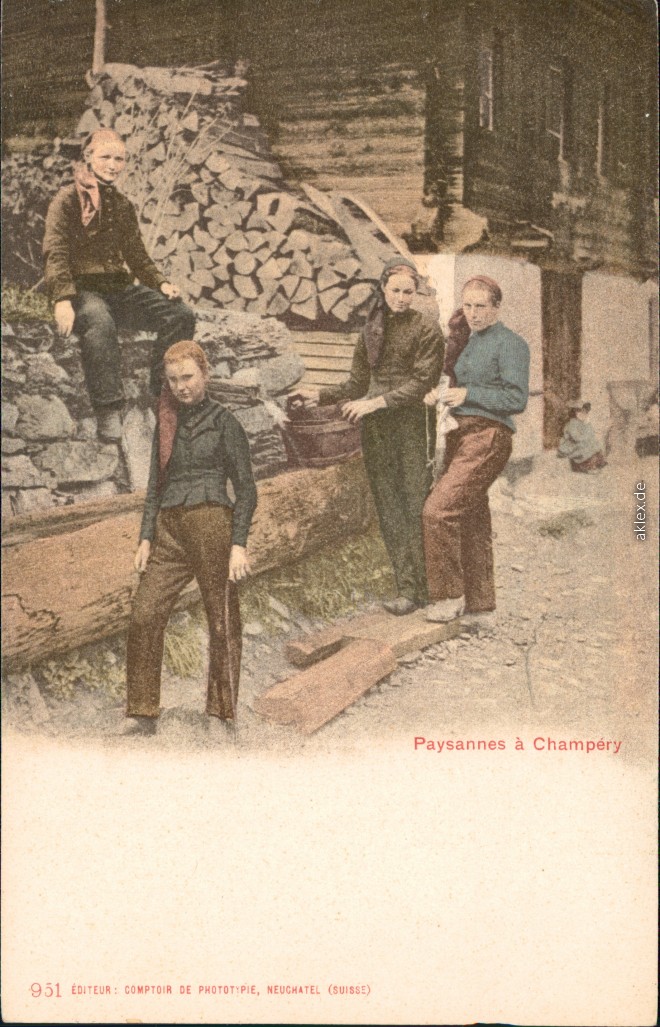 vintage Postcard from 1912: Bäuerinnen auf dem Hof:: Champéry