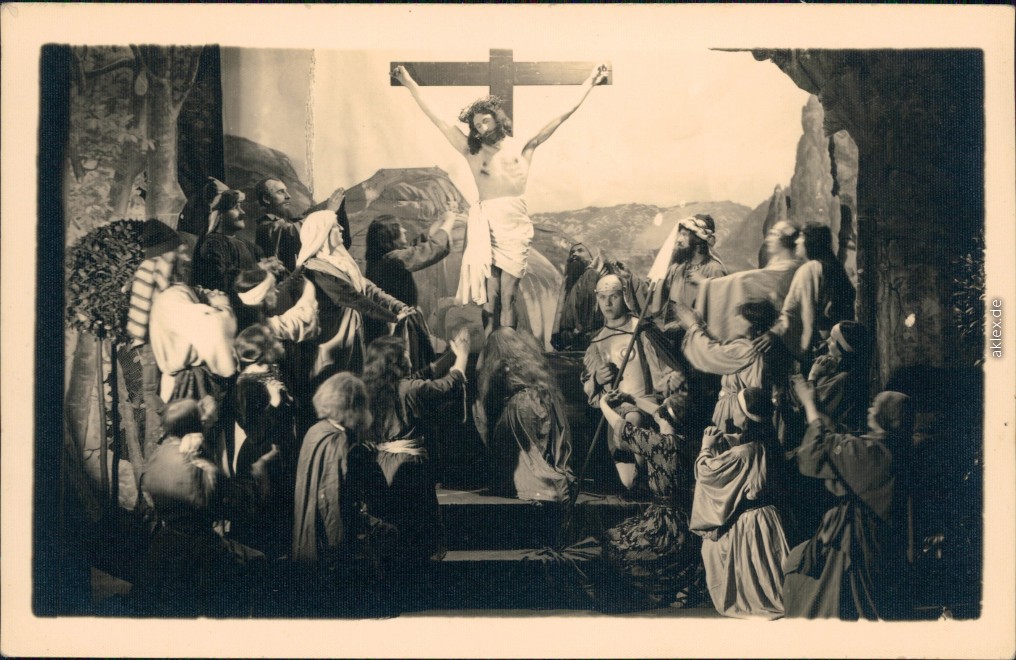 vintage Postcard from 1930: Passionsspiele: Jesus am Kreuz umringt von Menschen:: Oberammergau