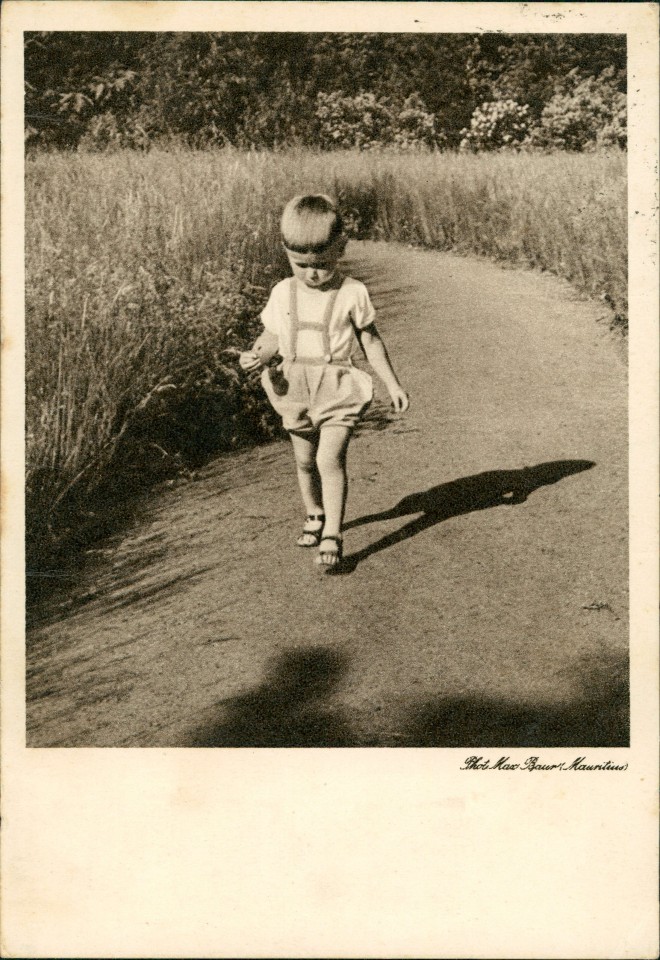 vintage Postcard from 1939: Junge in Lederhosen auf Feldweg, Deutsche Frauenwerk Mütterdienst:: 