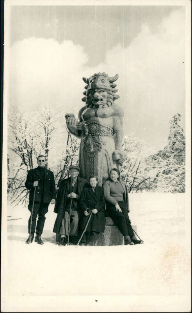 vintage Postcard from 1952: Gruppe vor großer Statue im Schnee:: 