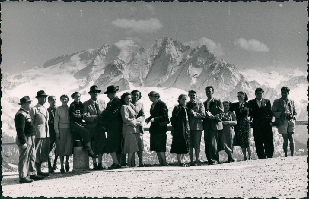 vintage Postcard from 1950: Menschen Soziales Leben Gruppenfoto Reise Gruppe vor verschneiten Alpen:: 