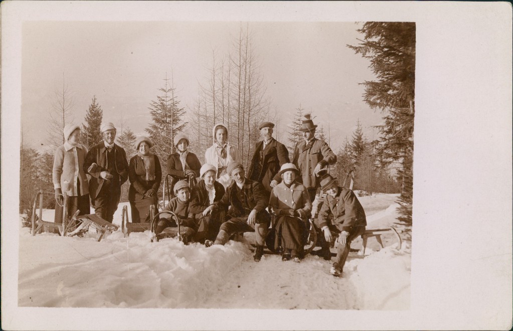 vintage Postcard from 1940: Menschen Soziales Leben Gruppenfoto Winter Landschaft Stimmungsbild:: 