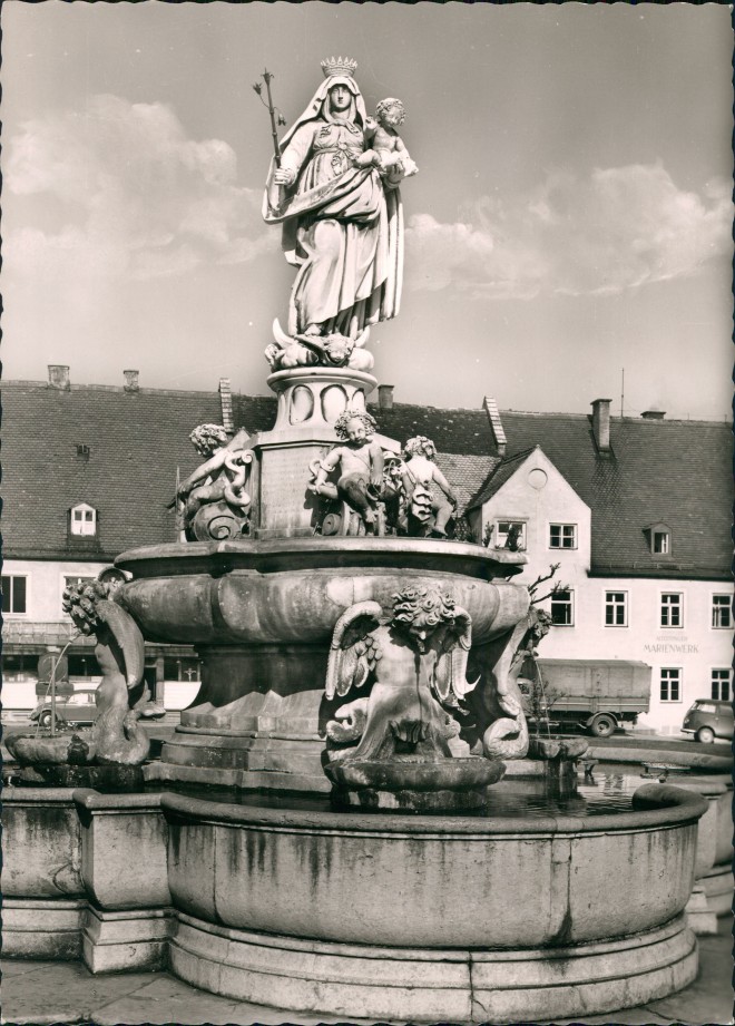 Strassen Partie am Marienbrunnen, Brunnen Altötting