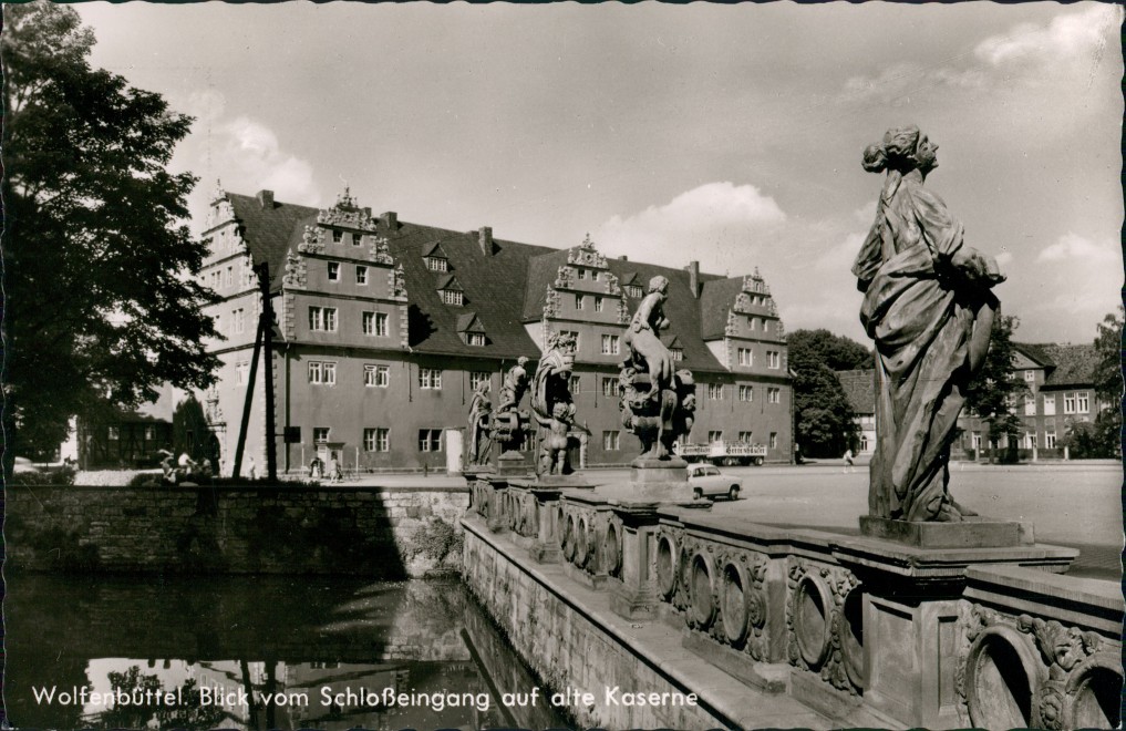 Blick Vom Schloßeingang Auf Alte Kaserne :: Wolfenbüttel ...