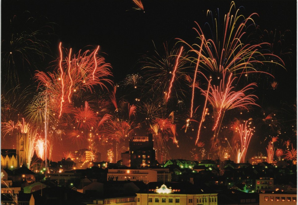 vintage Postcard from 2000: Panorama-Ansicht mit Feuerwerk Fire-Works Iceland:: Reykjavík