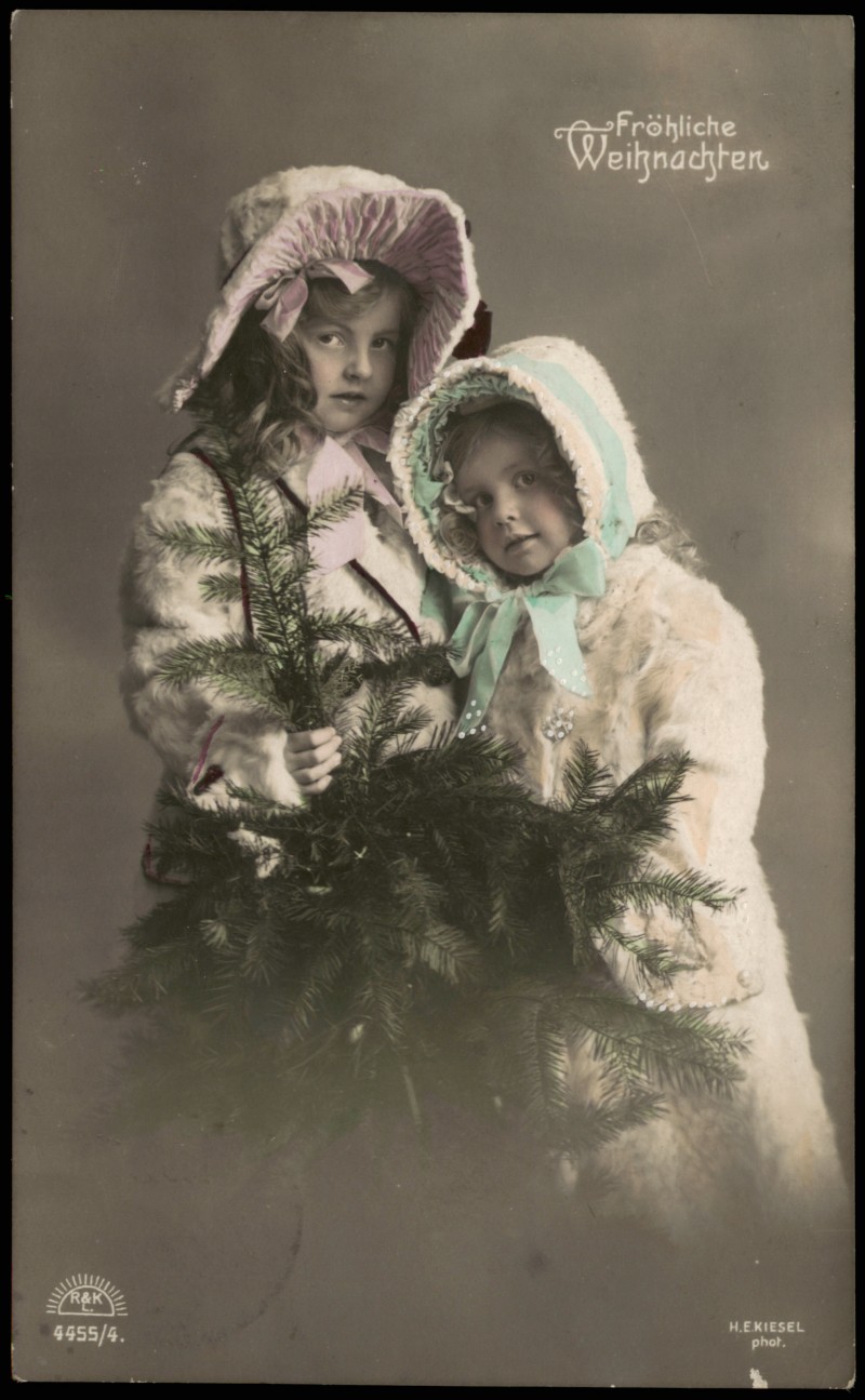 vintage Postcard from 1912: Weihnachten - Christmas, Mädchen im Pelz vor Weihnachtsbaum Fotokunst:: 