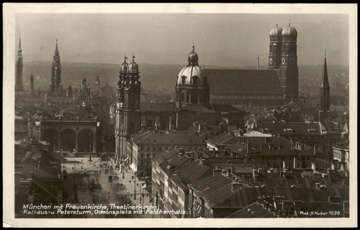 vintage Postcard from 1930: Panorama mit Frauenkirche, Theatinerkirche Rathaus-u. Petersturm, Odeonsplatz:: Munich
