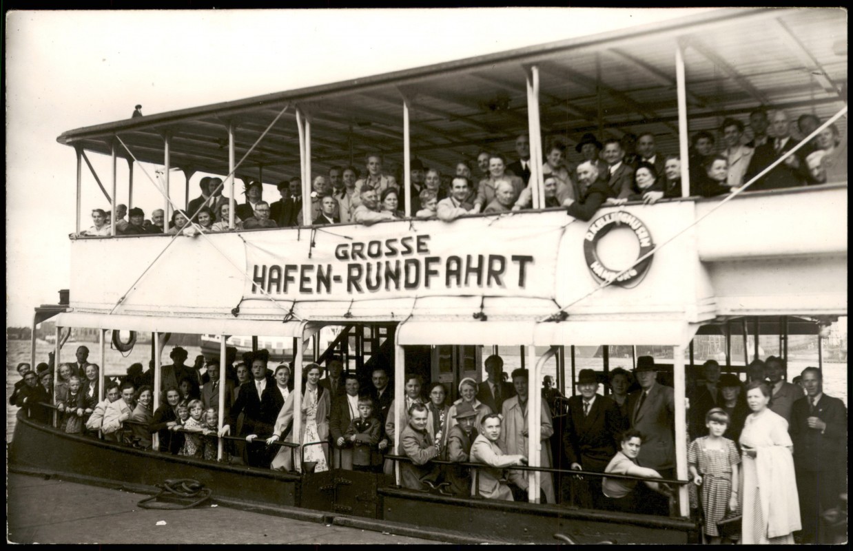 vintage Postcard from 1939: Große Hafenrundfahrt - Fahrgastschiff:: 