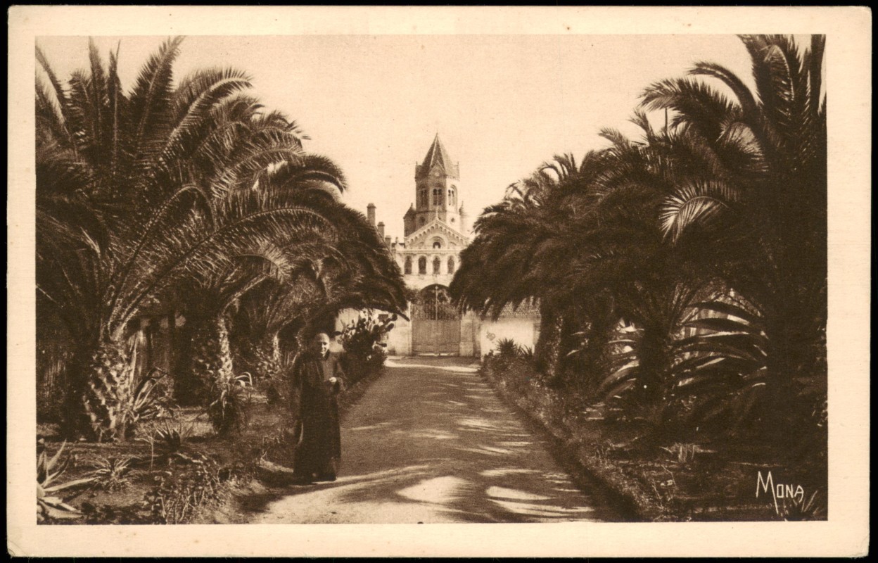 vintage Postcard from 1920: Entrée du monastère, vue de l