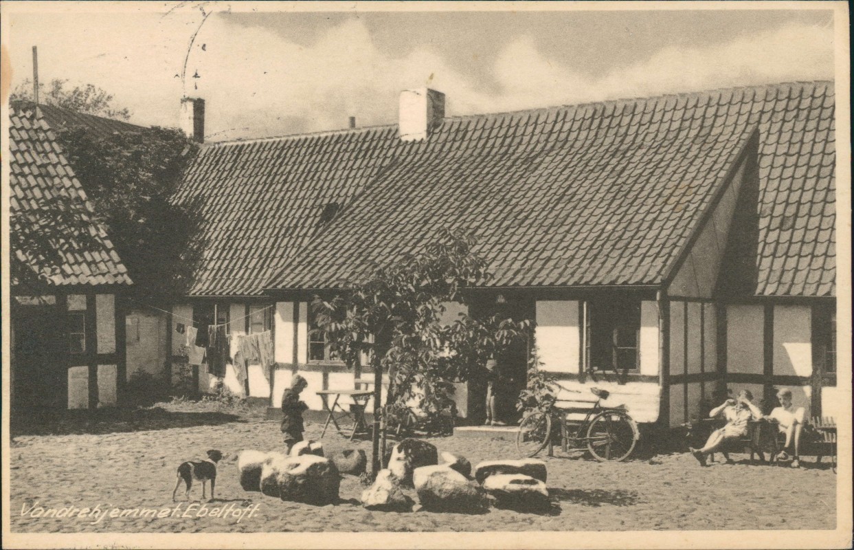 vintage Postcard from 1953: Ortsansicht, Personen vor Wohnhaus:: Ebeltoft