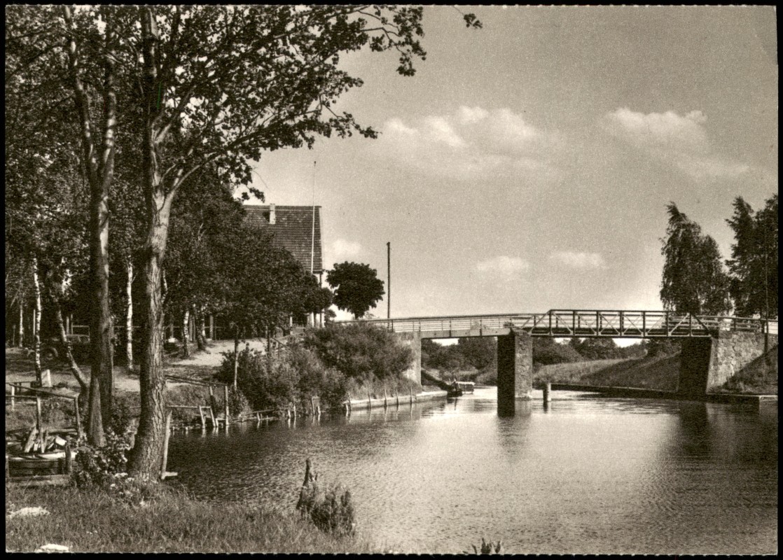 vintage Postcard from 1972: Partie an der Brücke:: Lenz-Malchow (Mecklenburg)